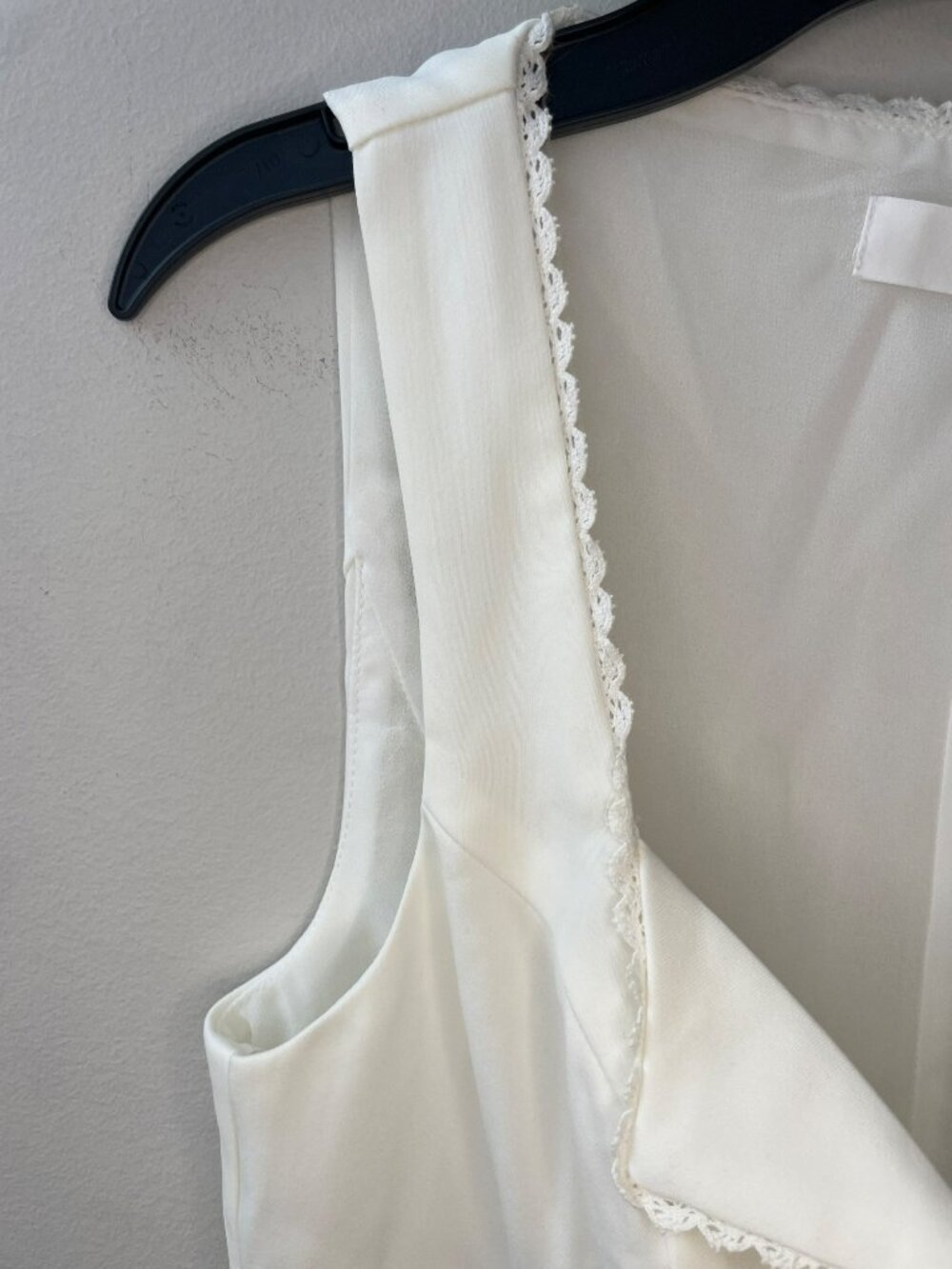 ASTR The Label Off-White Button-Front Lace Trim Blouse Women's Sz XS DEFECT NWT - Picture 4 of 8